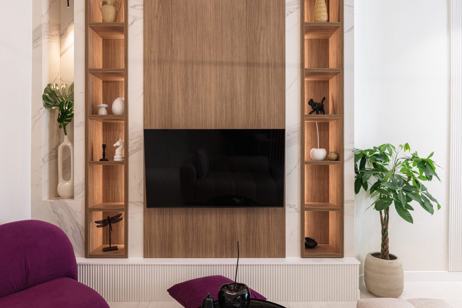 Living room with timber panelling, marble and concealed lighting — Aristotelous 7 Square Apartment, Unity Design